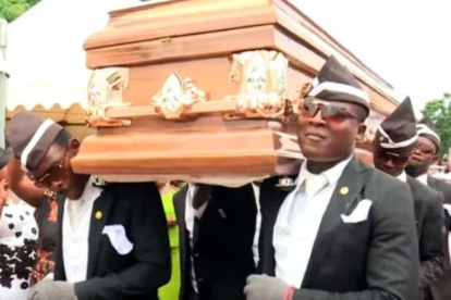 El video de los hombres con el ataúd se hizo viral hasta convertirse en meme ante la emergencia sanitaria del coronavirus.