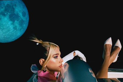 Dua Lipa presentó una versión en vivo de Don"t Start Now desde su casa mediante el Homefest de James Corden.