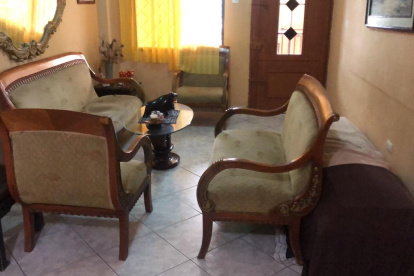 La familia de Carla Cobos tiene el ataúd que era para su madre en la sala de su casa.