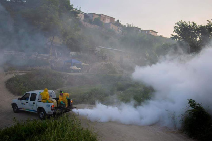 Tareas. Vehículos del municipio de Manta llevan a cabo una intensa fumigación los barrios y zonas rurales.