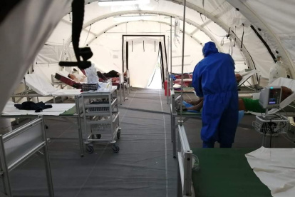 Acción. En el hospital móvil atienden médicos y técnicos.