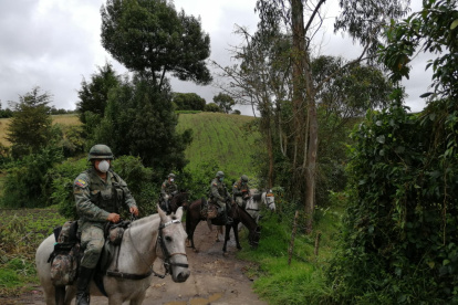 En el límite fronterizo, en Carchi, los patrullajes que realizan los militares se hacen a caballo.