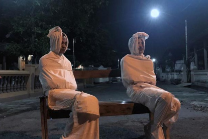 Los pocong en Indonesia representan a las almas atrapadas de los muertos.