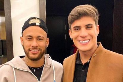 Neymar con Tiago Ramos, pareja de la madre del astro brasileño, quien sería bisexual.