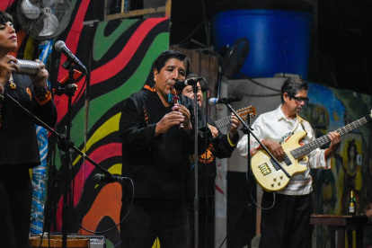 Evento. En uno de los conciertos el director Zenón Pilco tocando la quena