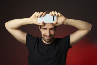 Afirma que solo cuando puede reírse de un momento difícil sabe que lo ha superado.