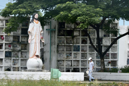 Un hombre camina en el cementerio Ángel María Canales, el cual se ha dispuesto para enterrar a fallecidos a causa del coronavirus.
