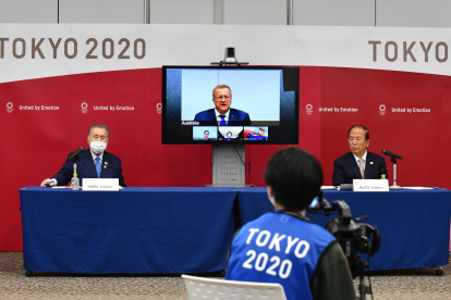 John Coates, presidente del COI, y encargados del comité organizador de los Juegos Olímpicos en Tokio, brindaron una rueda de prensa.