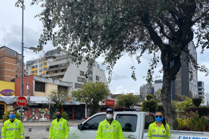 Policías realizan controles en distintos puntos de la ciudad de Quito durante la emergencia sanitaria.