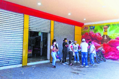Los empleados de un supermercado en La Libertad no salían del pánico, luego de que una banda delictiva de colombianos y ecuatorianos asaltara el local.