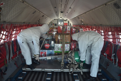 Militares de la Fuerza Aérea llevaron productos perecibles y no perecibles en un tercer vuelo a Galápagos.