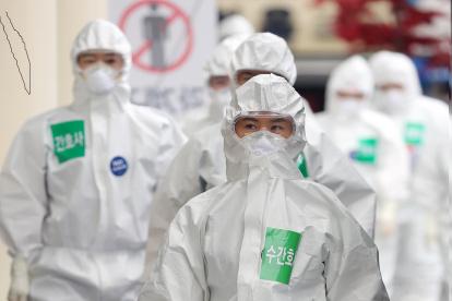 Daegu (Korea, Republic Of), 13/04/2020.- Medical workers in protective gear walk to wards, for COVID-19 patients, before their work shift at Dongsan Hospital in Daegu, South Korea, 13 April 2020. (Corea del Sur) EFE/EPA/YONHAP SOUTH KOREA OUT