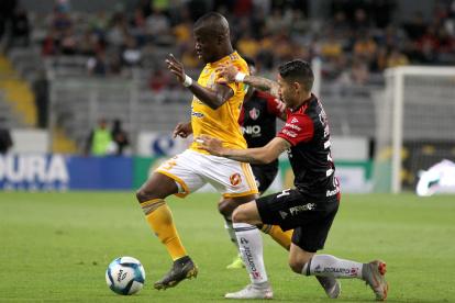 Enner Valencia (i) destaca en Tigres por su eficacia en la red.