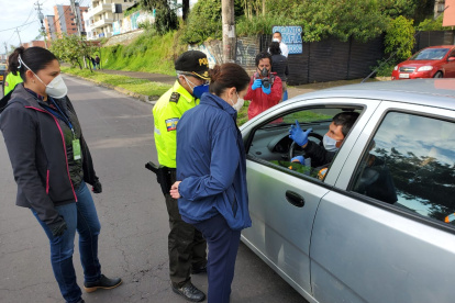 La ministra María Paula Romo estuvo en un punto de control en el norte de la capital.