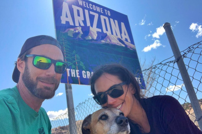 "La Flaca" junto a su esposo y su perro durante la mudanza a California.