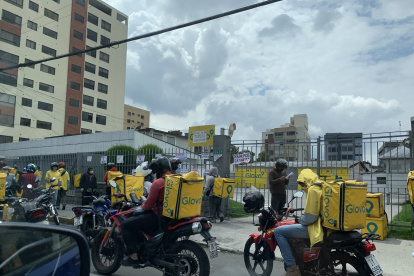 Decenas de motorizados protestaron en las afueras de las oficinas de Telesur para protestar por las tarifas.