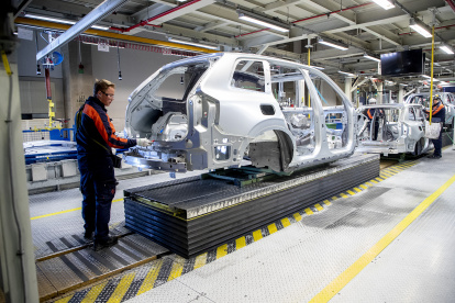 Employees work on the production line at the Volvo car factory in Torslanda, Gothenburg, Sweden on April 17,2020. - Volvo Cars has started up the production at the factory in Torslanda again after a stand still since March 26 due to the novel coronavirus, Covid-19 pandemic. (Photo by Adam IHSE / TT NEWS AGENCY / AFP) / Sweden OUT