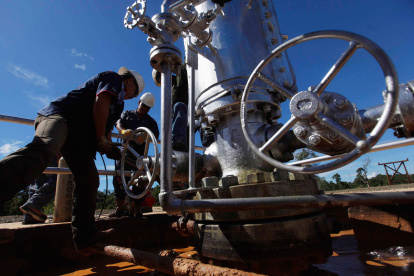 La baja cotización del crudo, una de las razones que descompensan los ingresos fiscales.