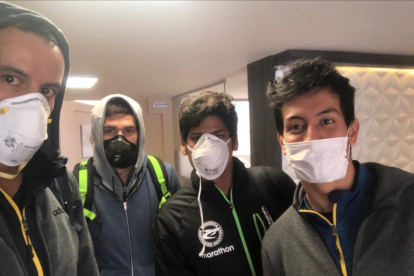 El equipo de natación logró volver al país en un vuelo humanitario del Bolivia.