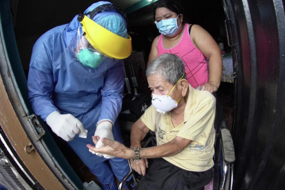 En algunos barrios de Guayaquil se realizan pruebas rápidas y PCR puerta a puerta.