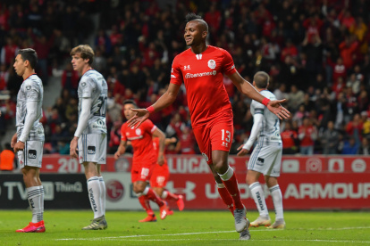 Michael Estrada (de rojo) dijo que en su club le comunicaron que estaría en el inicio de las eliminatorias con la Tricolor.