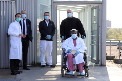 Essen (Germany), 17/04/2020.- 68-year-oldFrench patieny Mohamed S., on a wheelchair, is transported back to France with a rescue helicopter after his recovery at the University Hospital in Essen, Germany, 17 April 2020. The University Hospital Essen has treated a total of eight patients from France who were seriously suffering from the Coronavirus. Countries around the world are taking increased measures to stem the widespread of the SARS-CoV-2 coronavirus which causes the COVID-19 disease. (Francia, Alemania) EFE/EPA/FRIEDEMANN VOGEL GERMANY PANDEMIC CORONAVIRUS COVID19