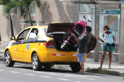 Trabajo. El gremio asegura que no todos los taxistas trabajan por el miedo a contraer el virus.