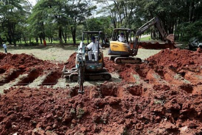 Trabajadores cavan tumbas este sábado en Sao Paulo (Brasil). Brasil ha empezado a