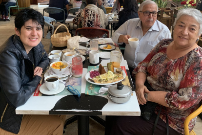 Carla Heredia con sus padres, Édgar Heredia y Alicia Serrano, en uno de sus momentos familiares.