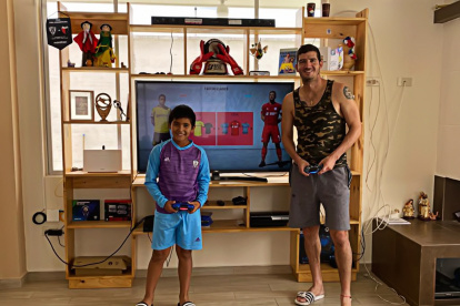 Jorge Pinos juega Play Station con su hijo pata entretenerse en la cuarentena.