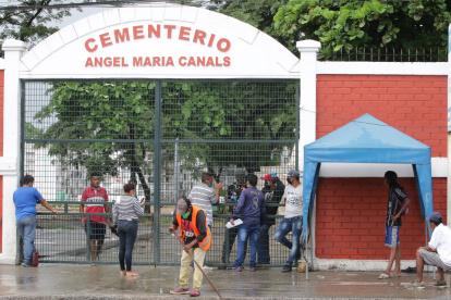Familiares realizan trámites para la sepultura de los cuerpos de sus parientes en el exterior del cementerio Ángel María Canals