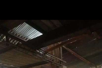 Josué Aizaga ayuda a su padre, Luis, a elaborar ataúdes para donar.