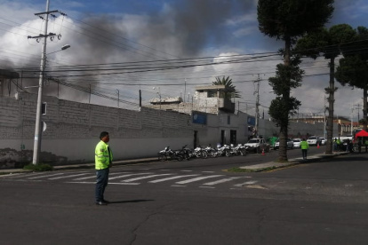 Dos policías resultaron heridos.