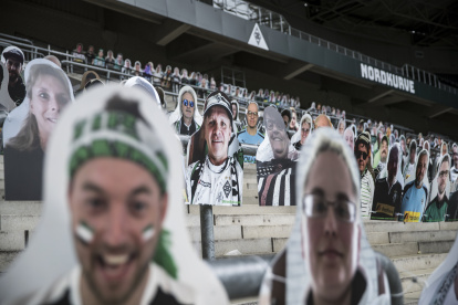 Los hinchas del Borussia Mönchengladbach pagarán para que sus imágenes estén en los graderíos en lo que resta de la temporada de la Bundesliga