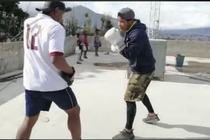 Erick Bone y su padre, José, entrenan en casa, en el norte de Quito.