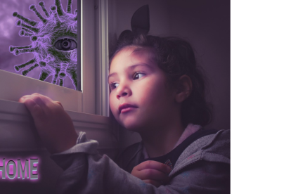 Un niño observa con melancolía desde la ventande su casa.