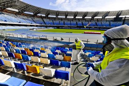El estadio San Paolo de Nápoles es todavía fumigado para que entre sus graderíos no se albergue el virus que ya ha matado en ese país a más de 5.000 personas.