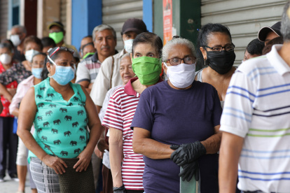 El 20 de marzo de 2020, esta fue la imagen fuera de las entidades financieras; se formaron largas filas de jubilados por cobrar sus pensiones.