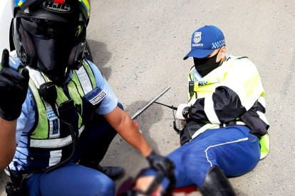 Agente de tránsito herido por dos ciudadanos, el 19 de abril de 2020.