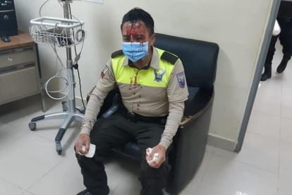 Un uniformado fue agredido por ciudadanos que incumplían el toque de queda