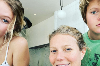 La actriz se comprometió a entregar personalmente el vestido a su comprador y compartir una copa de vino.