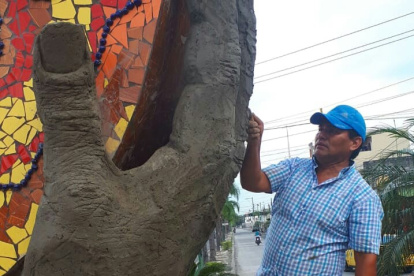 Arte. El artista trabaja dándole la forma requerida a una de sus esculturas gigantes en Milagro.