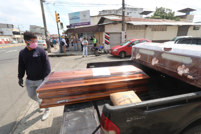 Muchas funerarias vendieron todo y se quedaron sin cofres durante los días más críticos.

Agencia (ag-extra)