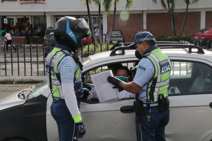 Los agentes de tránsito municipales de Guayaquil revisan el buen uso de los salvoconductos.