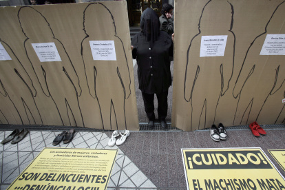(FILES) In this file photo taken on July 24, 2008 a woman with her face covered with a black veil takes part in a demonstration organized by the Chilean Network Against Domestic and Sexual Violence in Santiago to mark the beginning of a campaign called "Male Chauvinism Kills", to fight violence against women. - The lockdown in several countries of Latin America as a measure against the spread of the new coronavirus escalated help requests from victims of domestic abuse, who are forced to live with their agressor, in a region where the average femicide per day is around a dozen. (Photo by CLAUDIO SANTANA / AFP)