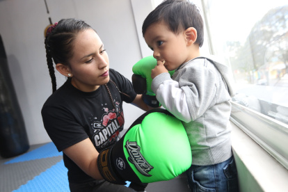 Jhosep Vizcaíno junto a su hijo, Gerard, de 3 años, en uno de los entrenamientos de la pugilista. Ella se acostumbró a trabajar con su pequeño acompañándola.