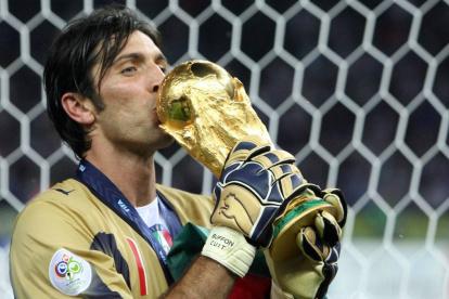 Gianluigi Buffon levantó la Copa del Mundo en el 2006.