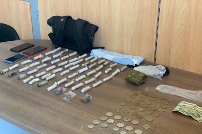 Alcaloide. La droga fue encontrada en el interior de una mochila.