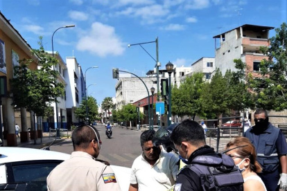 El hombre fue retenido y llevado a una sala de aislamiento.