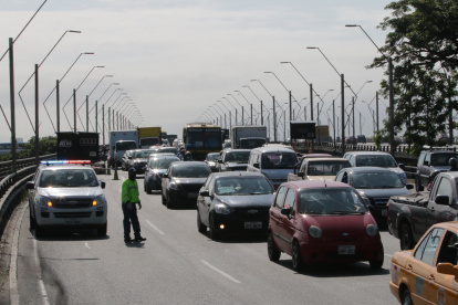 Gran carga vehicular en el Puente de la Unidad Nacional.